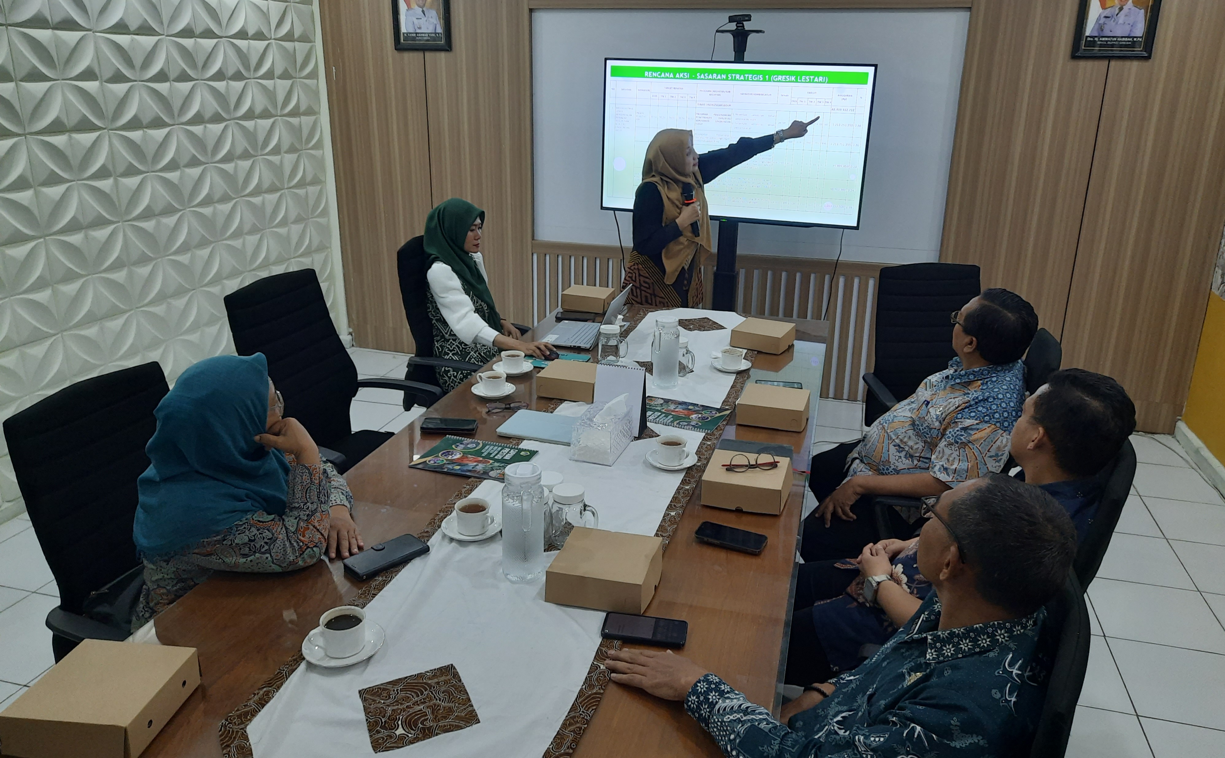 PAPARAN: Kepala DLH Gresik Sri Subaidah bersama jajarannya saat menjelaskan program prioritas 2025.