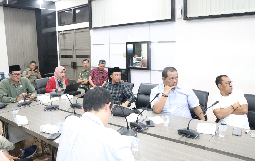 HEARING: Komisi III DPRD Gresik saat menggelar hearing bersama sejumlah pihak terkait banjir PPS yang tak kunjung tuntas.