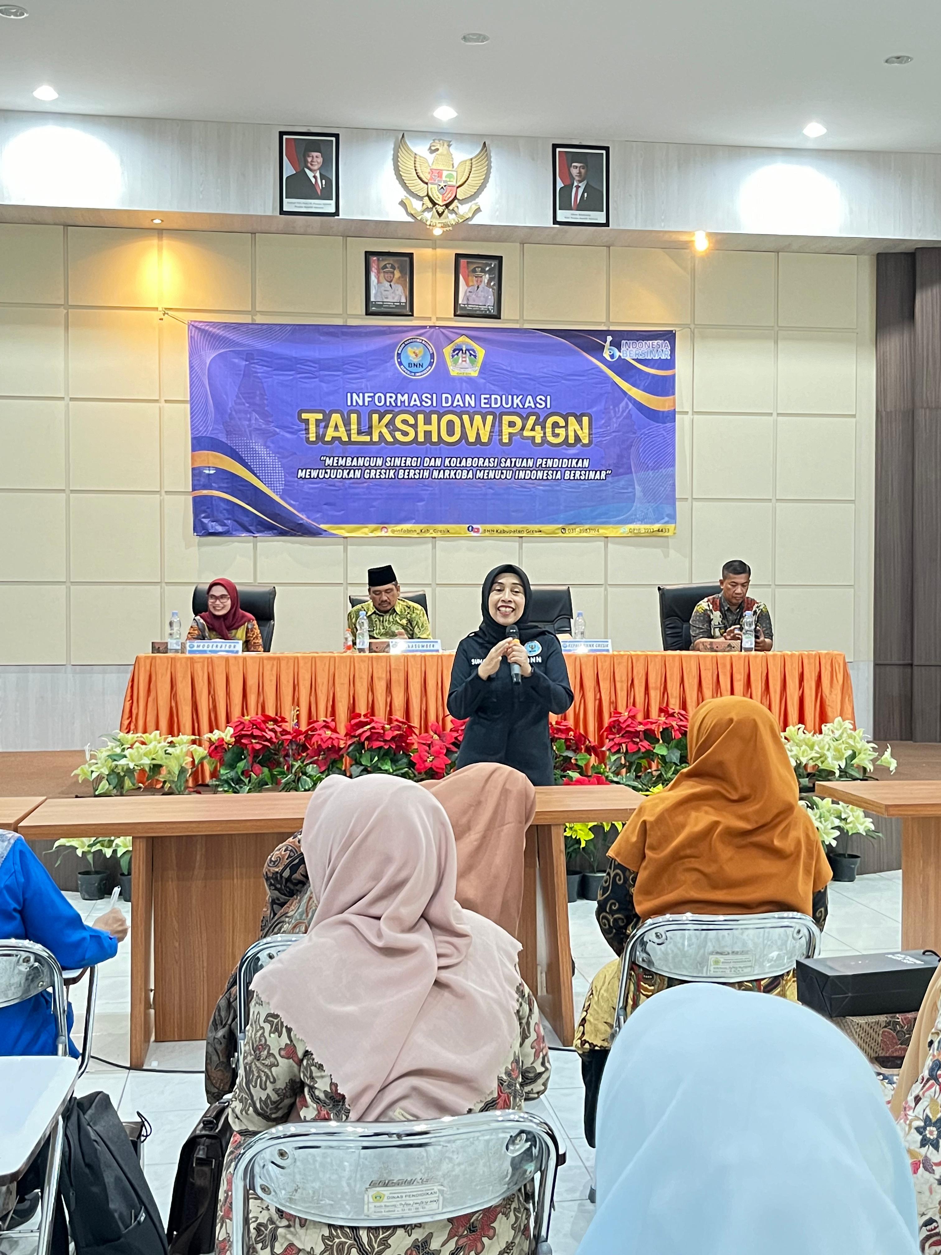 AKBP Suharsi Kepala BNN Kabupaten Gresik memberikan sambutan sekaligus materi dalam acara kegiatan Informasi dan Edukasi kepada guru di Aula Dinas Pendidikan Kabupaten Gresik, Senin (23/1/2025)