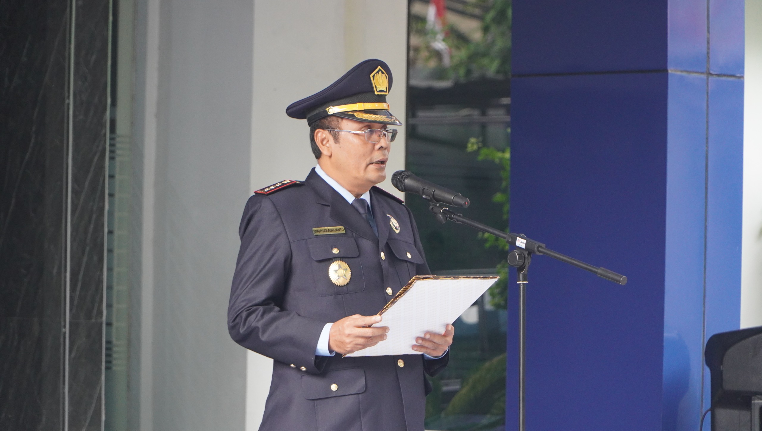 Sampaikan Capaian : Kepala Bea Cukai Gresik, Wahjudi Ardijanto memimpin apel khusus dalam rangka Hari Pabean Internasional (HPI) 2025.