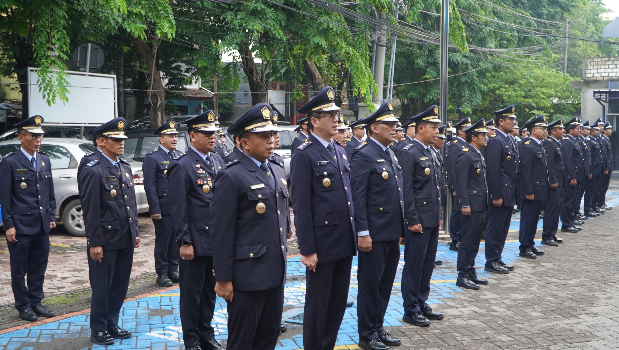 Khidmat : Para peserta apel khusus HPI 2025 mendengarkan amanat pembina upacara dengan khidmat dan seksama.