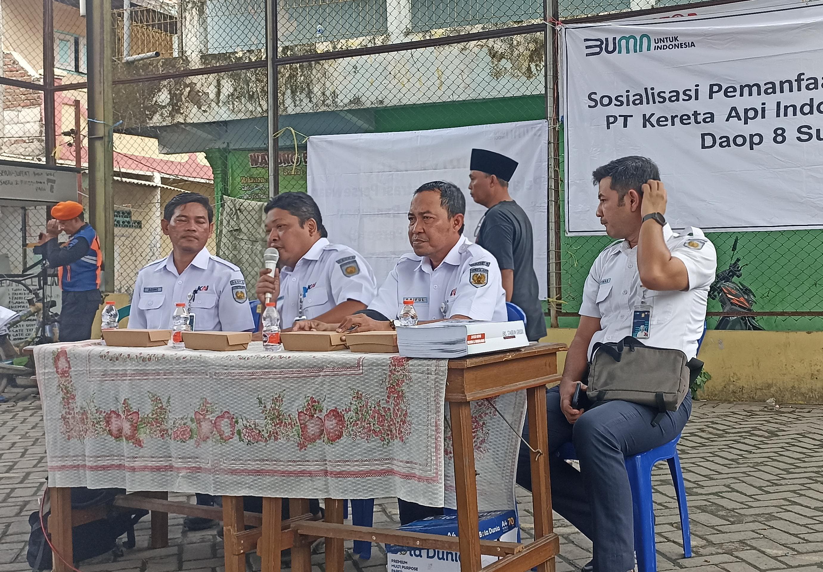 PEDULI WARGA : Luqman Arif, Manajer humas PT KAI Daop 8 Surabaya, menjelaskan bahwa program ini bertujuan untuk memberikan kepastian hukum bagi warga yang memanfaatkan lahan aset KAI.