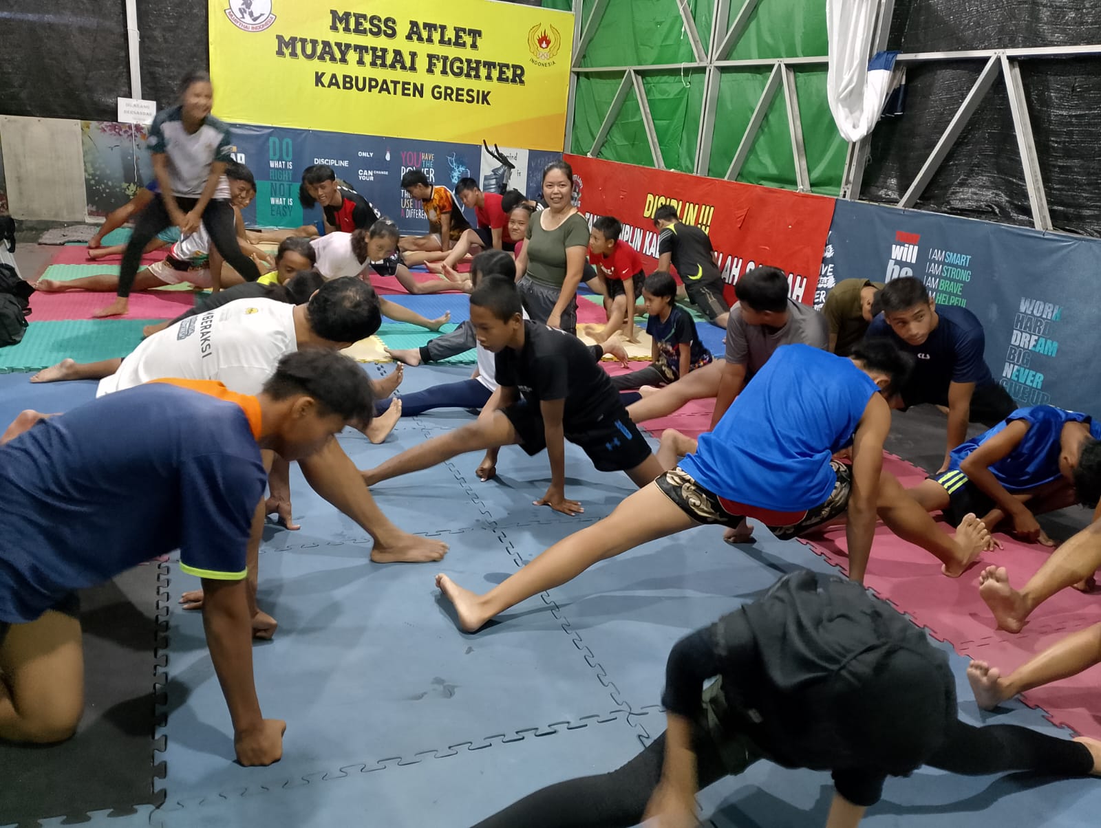 SEMANGAT: Atlet Muaythai Gresik menjalani pemusatan latihan jelang laga di dua ajang bergengsi.