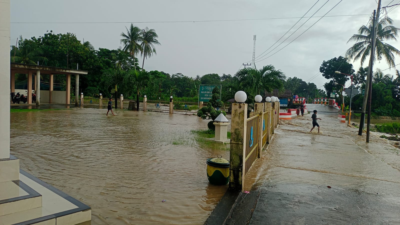 BANJIR: Sungai di Pulau Bawean meluap diguyur hujan Kamis (24/1).