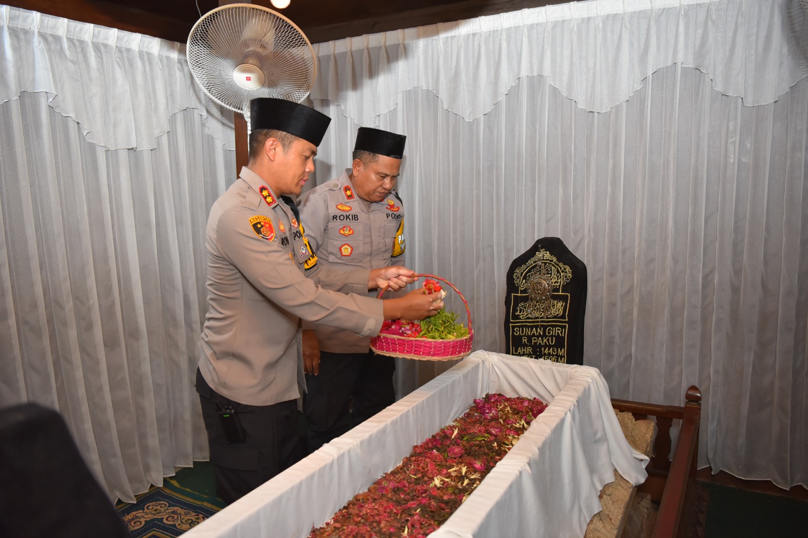 ZIARAH : Kapolres Gresik AKBP Rovan Richard Mahenu saat melakukan Ziarah ke makam Sunan Giri di Kecamatan Kebomas.