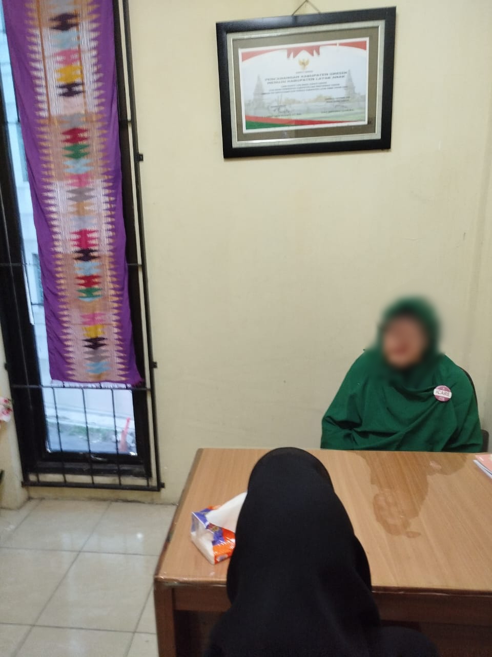 PENDAMPINGAN: Korban PI saat mendapatkan pendampingan oleh pihak KBPPPA Kabupaten Gresik.