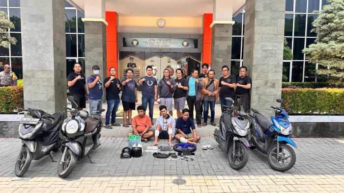 DIAMANKAN: Timsus Macan Giri Polres Gresik saat mengamankan dua tersangka dan satu penadah tindak kejatan curanmor yang beraksi di kabupaten Gresik.