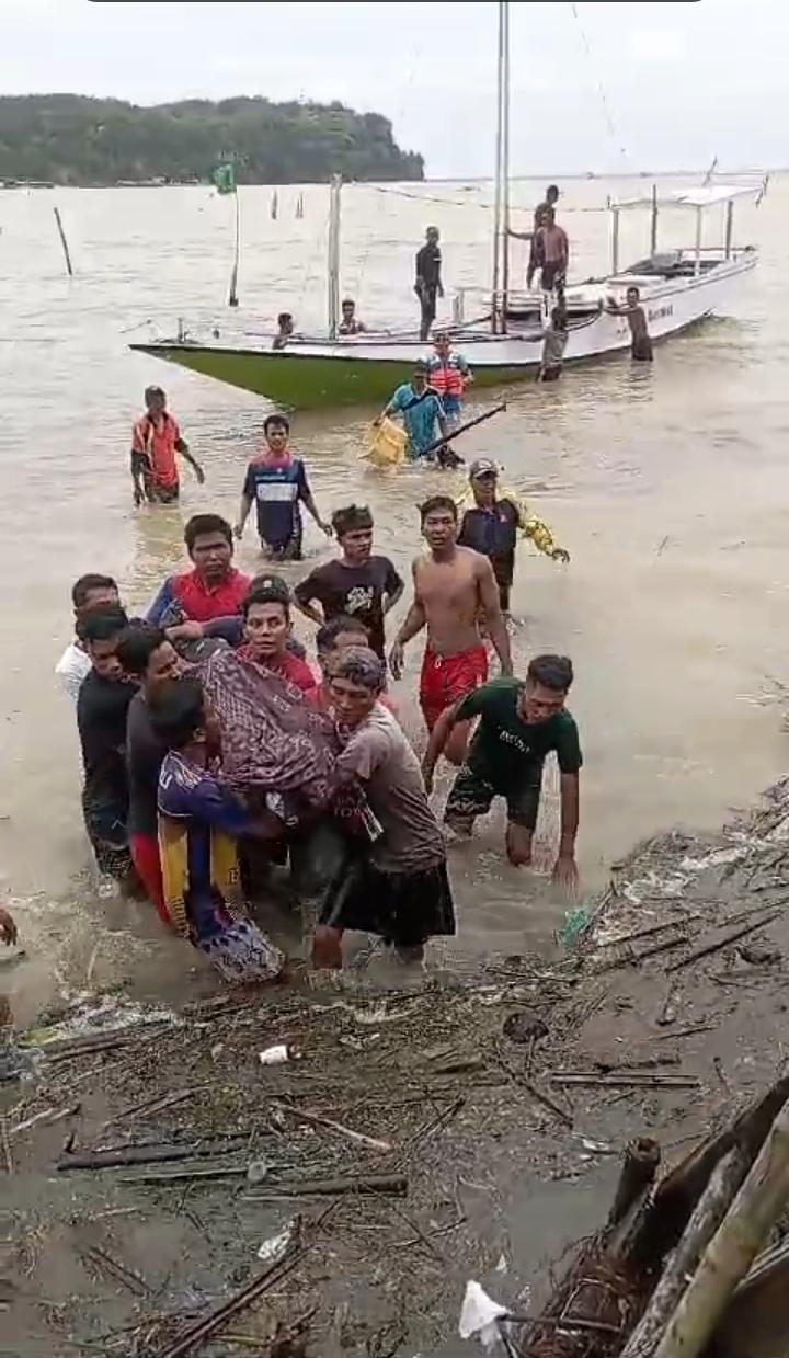 EVAKUASI: Anggota Satpolairud, &nbsp;TNI, dibantu warga saat melakukan evakuasi salah satu ABK yang menjadi korban perahu tenggelam di perairan, Kecamatan Sangkapura, Bawean, Gresik.
