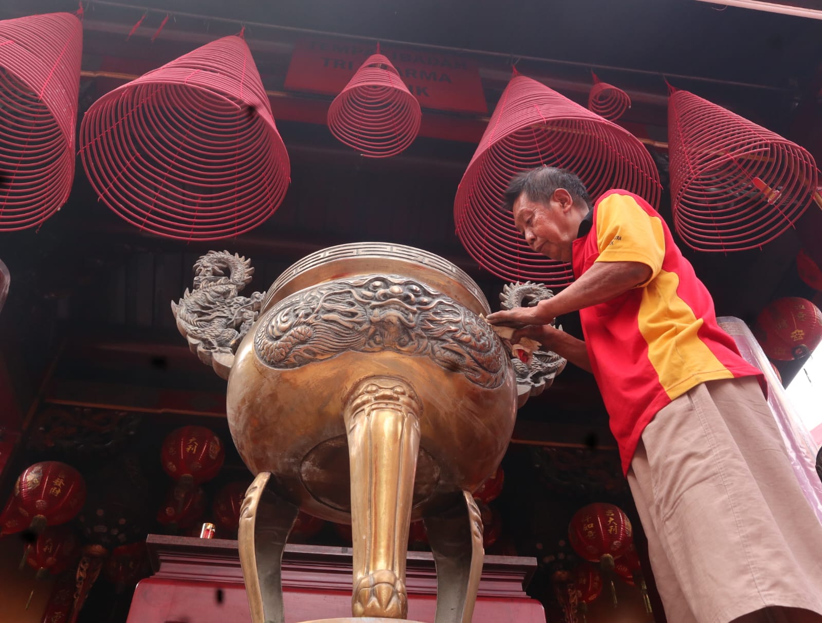 DIBERSIHKAN : Pengurus klenteg Kim Hin Kiong saat melakukan pembersihan Rumpang di Klenteng menjelang Tahun Baru Imlek 2576.