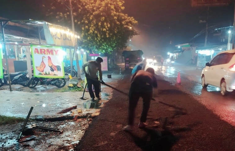 TAMBAL SULAM: Tim URC DPU Gresik saat melalukan perbaikan Jalan Mojosarirejo-Driyorejo.