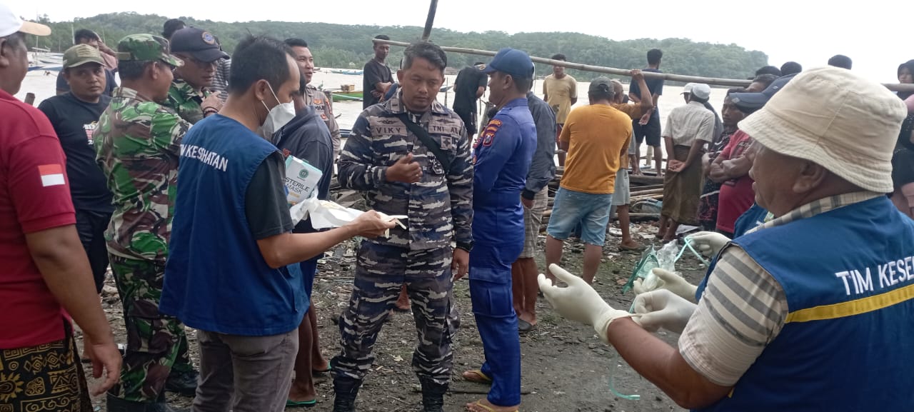 EVAKUASI: Anggota Satpolairud, &nbsp;TNI, dibantu warga saat melakukan evakuasi salah satu ABK yang menjadi korban perahu tenggelam di perairan, Kecamatan Sangkapura, Bawean, Gresik.