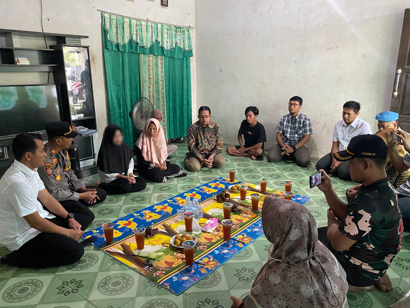 KUNJUNGAN: Pihak Unit PPA Satreskrim Polres Gresik bersama pihak sekolah dan Polsek Duduksampeyan saat berkunjung ke rumah AP untuk memberikan dukungan Psikologis di rumahnya.