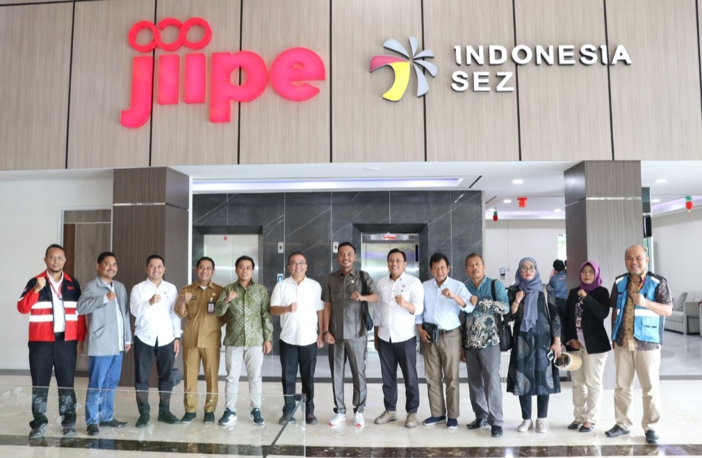 PENGAWASAN: Komisi IV DPRD Gresik saat mengunjungi JIIPE beberapa waktu lalu.