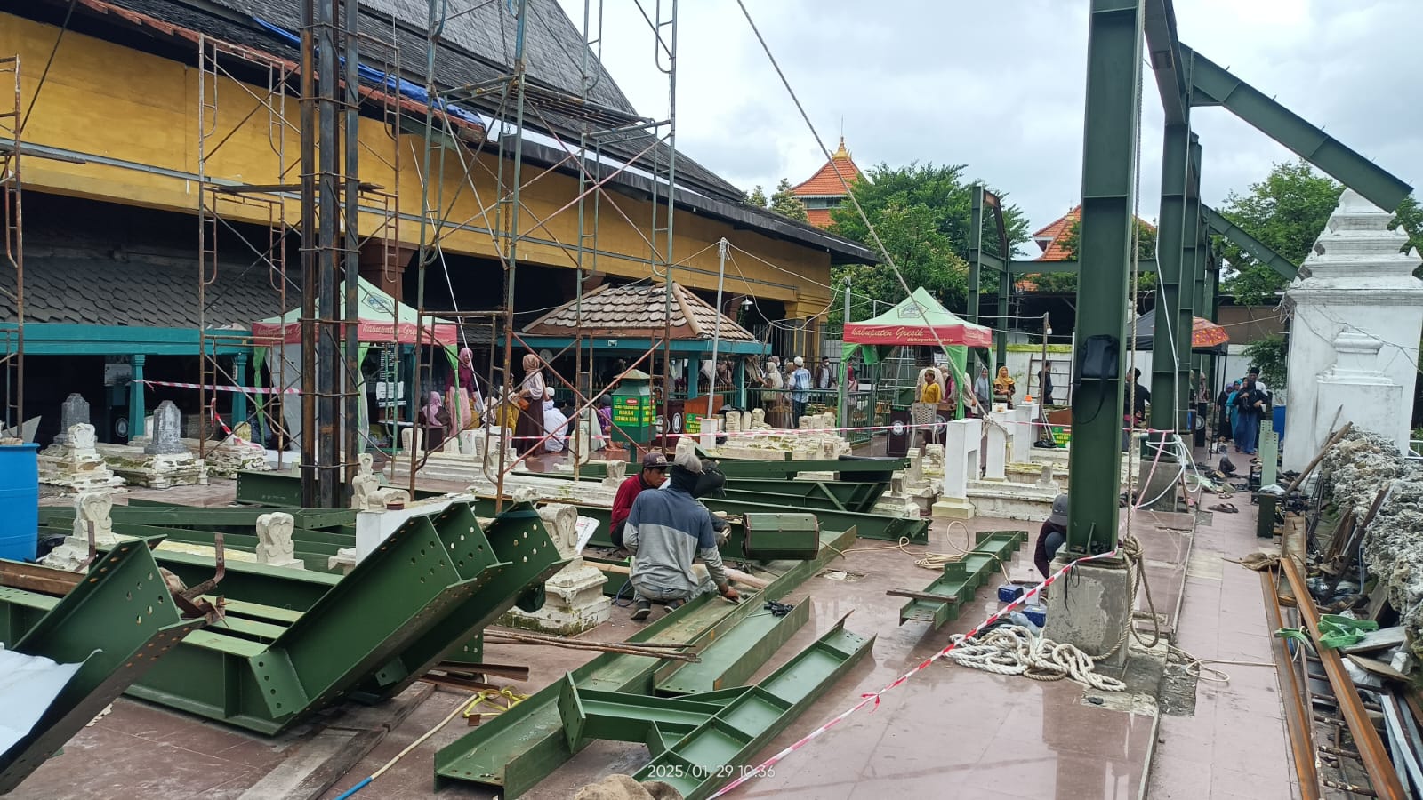 RENOVASI: Renovasipendopo makam Sunan Giri sedang dalam tahap pemasangan kuda-kuda.