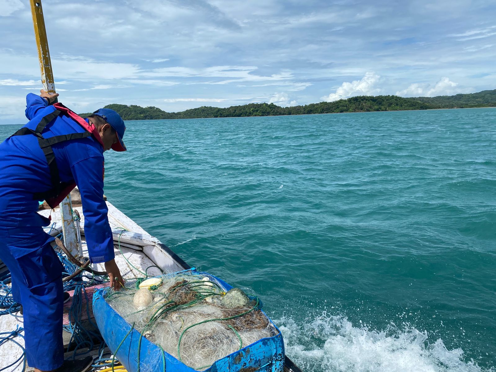 PENCARIAN : Anggota Satpolairud Polres Gresik saat melakukan pencarian satu korban perahu tenggelam yang masih belum ditemukan di perairan, Kecamatan Sangkapura, Bawean, Gresik.