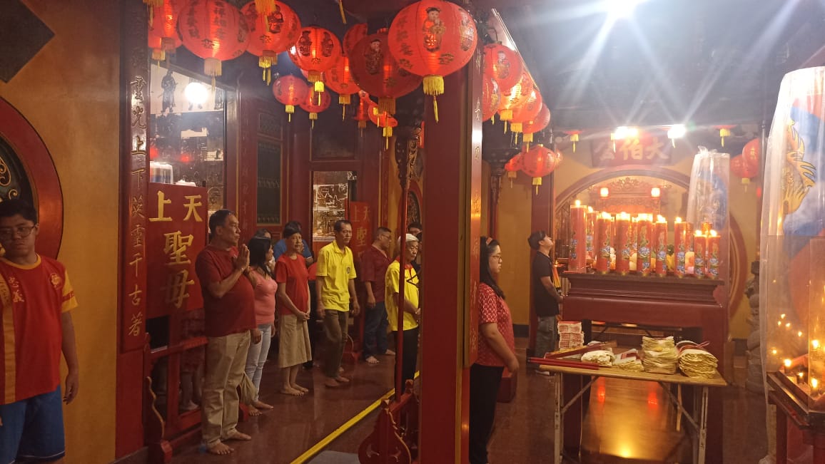 KHUSUK : Puluhan Umat Konghucu di kabupaten Gresik saat melakukan sembahyang di Klenteng Kim Hin Kiong,Gresik Sambut Tahun Baru Imlek 2576.