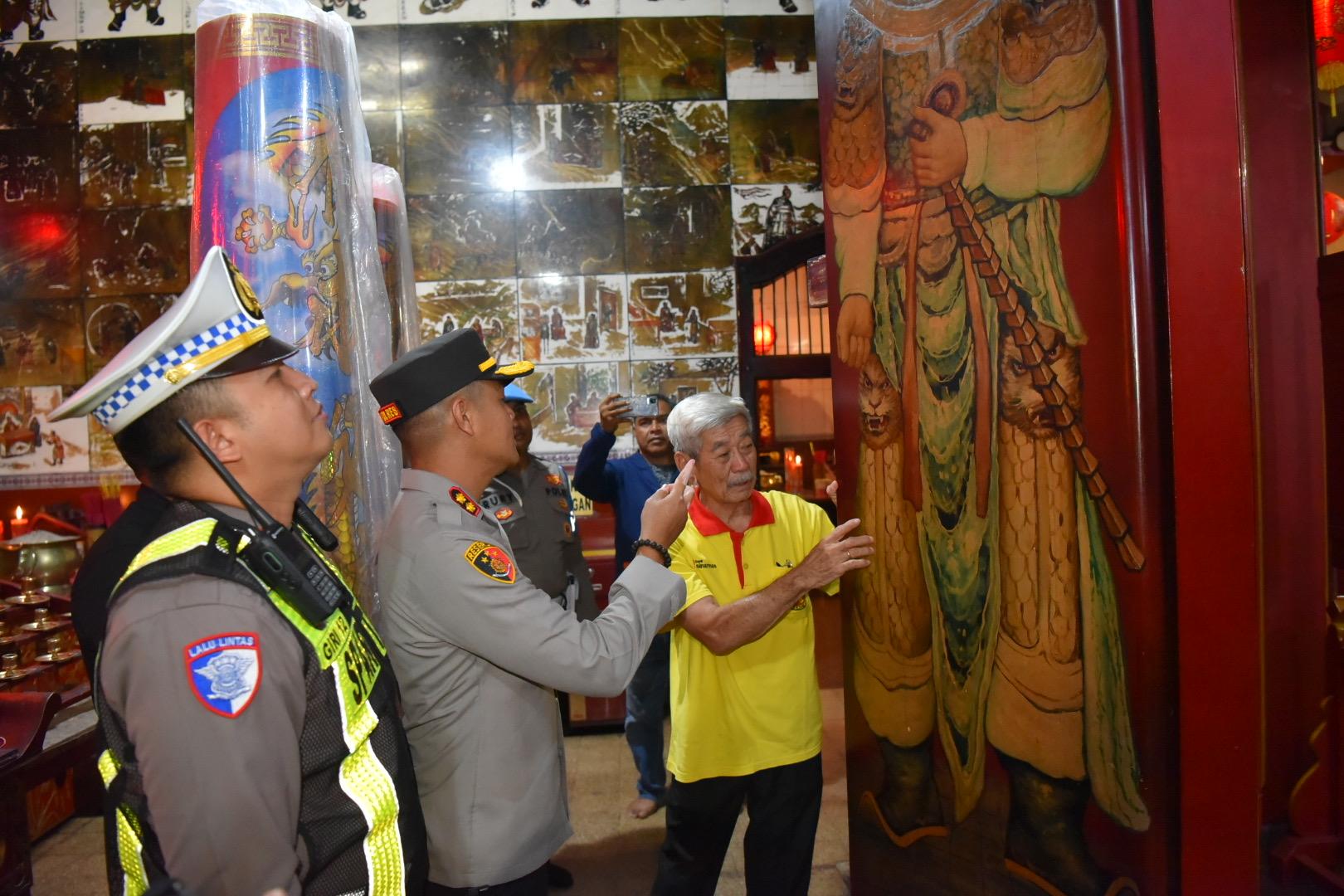 TURUN LANGSUNG : Kapolres Gresik AKBP Rovan Richard Mahenu saat turun langsung melakukan lengamanan perayaan Tahun Baru Imlek 2025 di Klenteng Kim Hin Kiong di Jalan DR. Setia Budi Gg. Klenteng No. 5