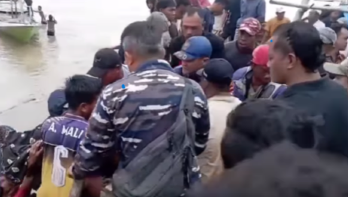 EVAKUASI: Warga melakukan evakuasi nelayan yang juga juragan kapal di Bawean yang hilang dua hari lalu