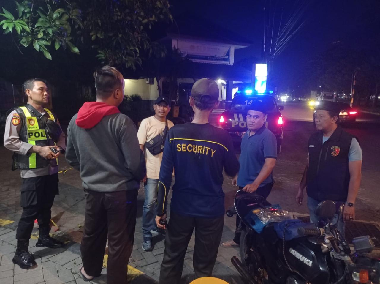 PENEGECEKAN LANGSUNG : Anggota Polsek Manyar saat melakukan pengecekan di lokasi di area dekat pintu gerbang Perum Pondok Permata Suci (PPS), Desa Suci Kecamatan Manyar, Gresik.
