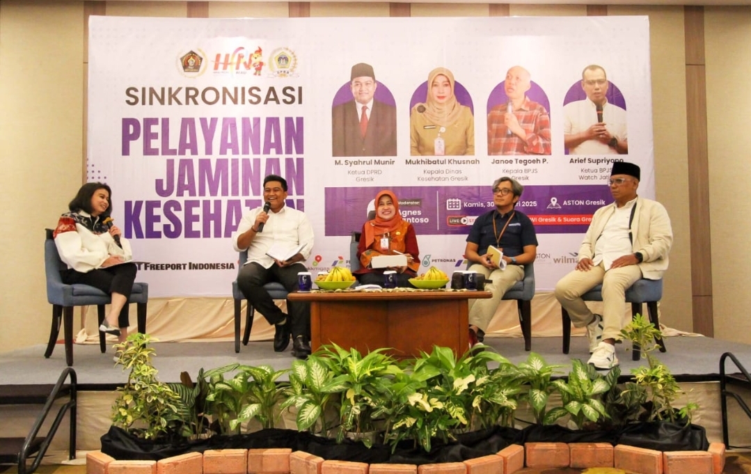 DISKUSI: Ketua DPRD Gresik Syahrul Munir saat memberikan paparan terkait polemik pelayanan jaminan kesehatan dalam diskusi yang digelar PWI.