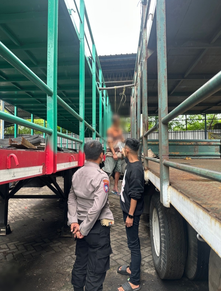 OLAH TKP: Anggota Polsek Menganti dan usai im Inafis Polres Gresik saat melaukan olah TKP korban gantung diri di gudang garasi Cv. Surya Mandala alamat jalan Kepatihan Industri, Menganti.