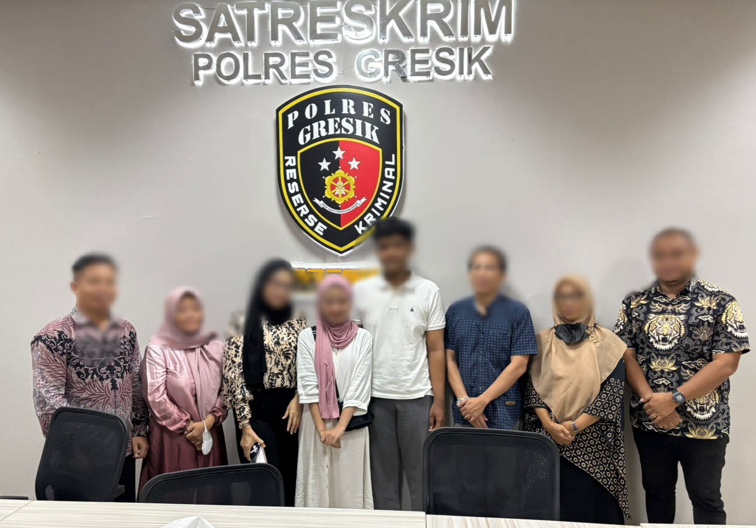 DAMAI: Korban AM dan kekasihnya ANR berdamai dengan didampingi pihak keluarga di Mapolres Gresik.