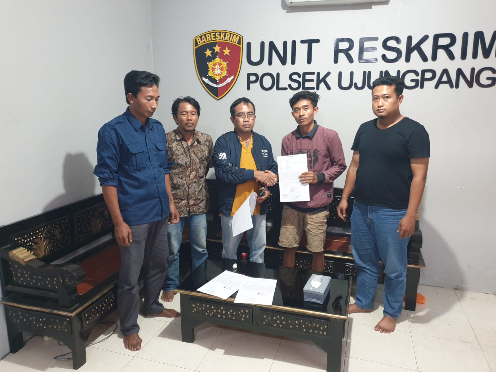 DAMAI : Pihak Korban bersama pihak tersangka berdamai dan mencabut berkas laporanya lewat Restorative Justice di Polsek Ujungpangkah,Gresik.