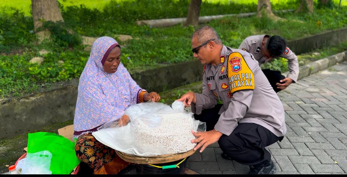 TEMUI KORBAN UPAL: Kapolsek Manyar AKP Dante Anan Irawanto memintai keterangan korban pedang penjual jajan emping di area pintu gerbang Perum Pondok Permata Suci (PPS), Desa Suci Manyar, Gresik.