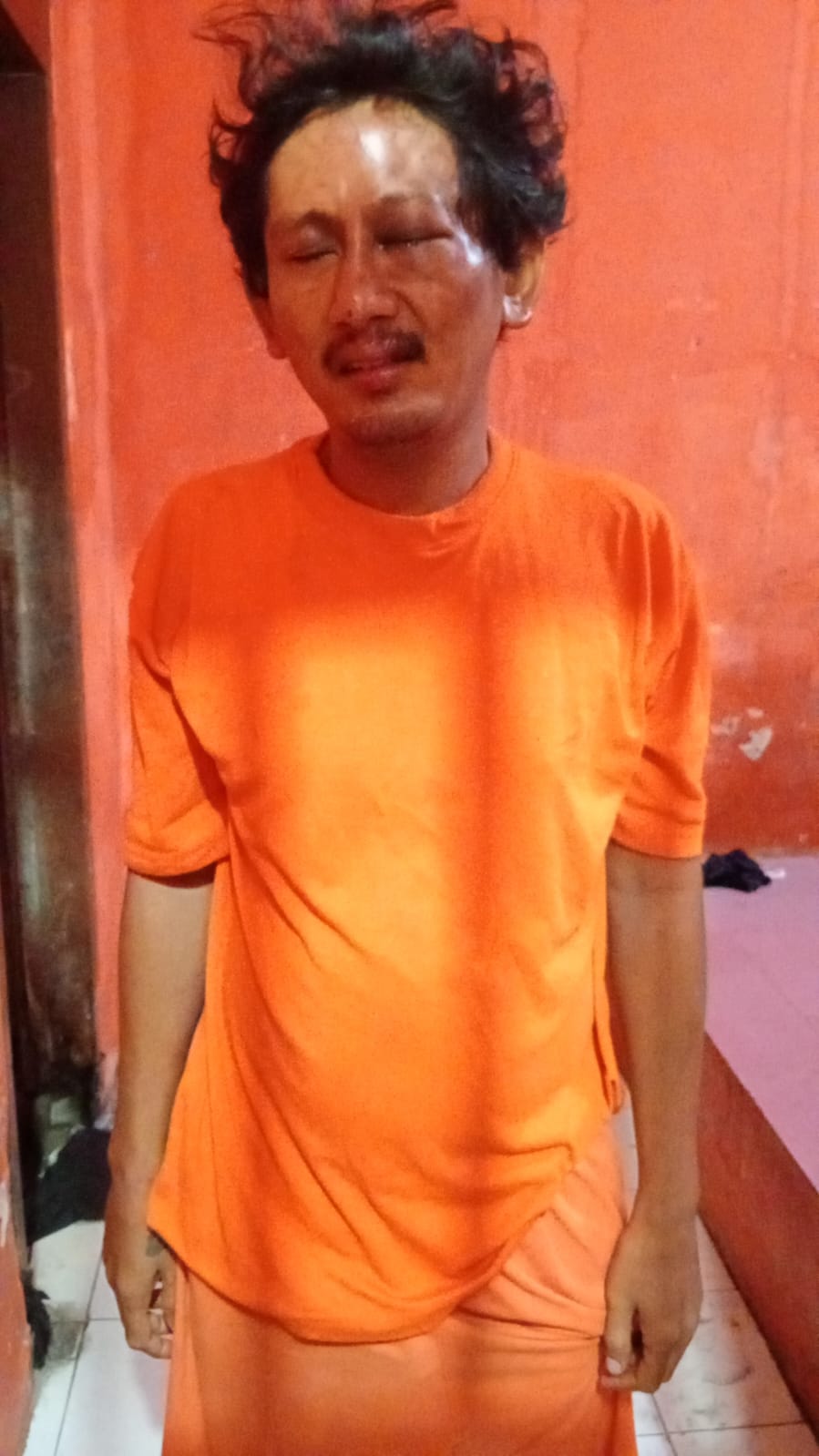 BABAK BELUR: Tersangka Choirul Anam saat diamankan di Mapolsek Driyorejo.