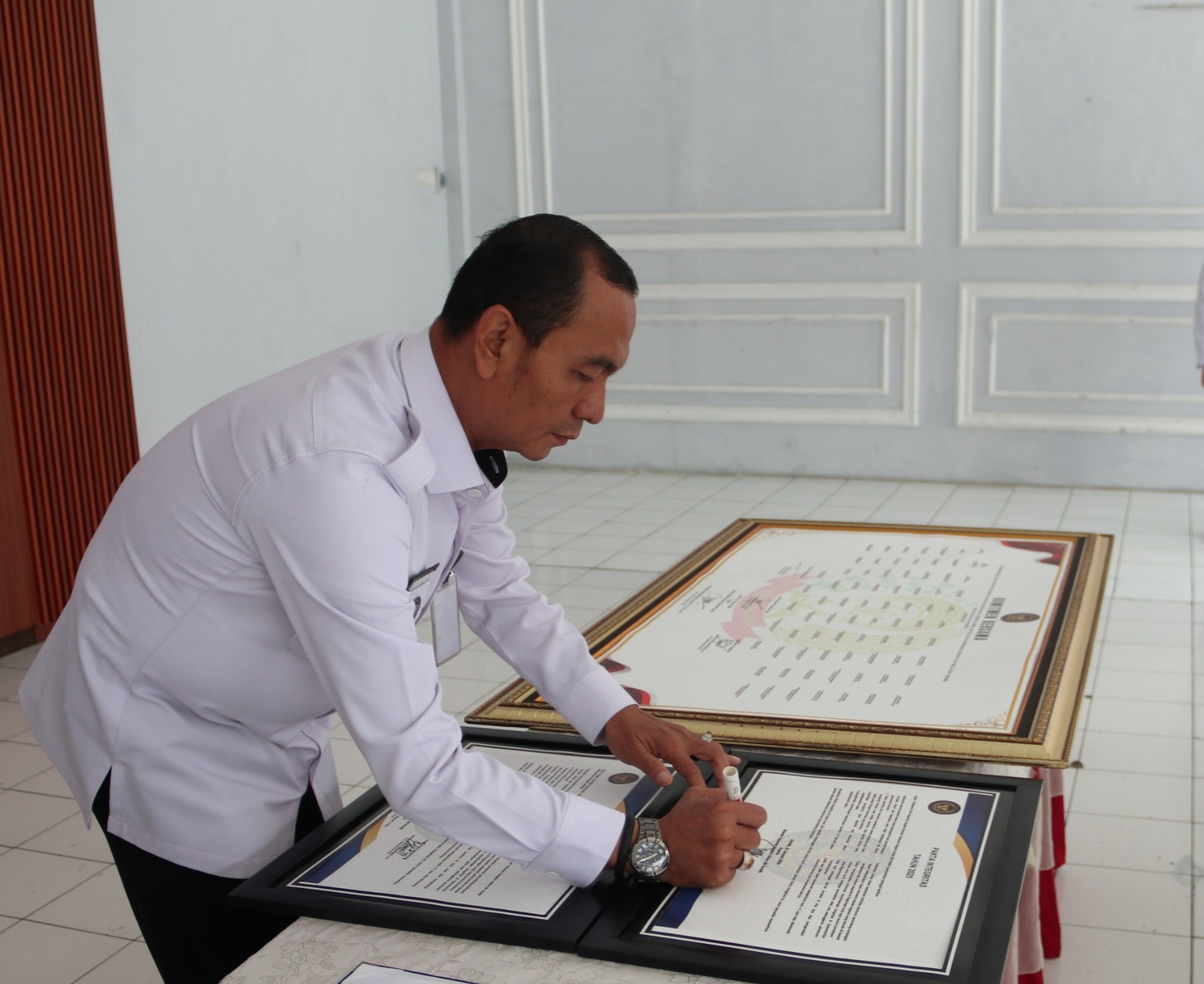 KOTMITMEN BERSAMA : Kepala Rutan kelas IIB Gresik Yuliawan Dwi Nugroho saat melakukan penandatanganan komitmen bersama untuk pembangunan Zona Integritas di Rutan Gresik.