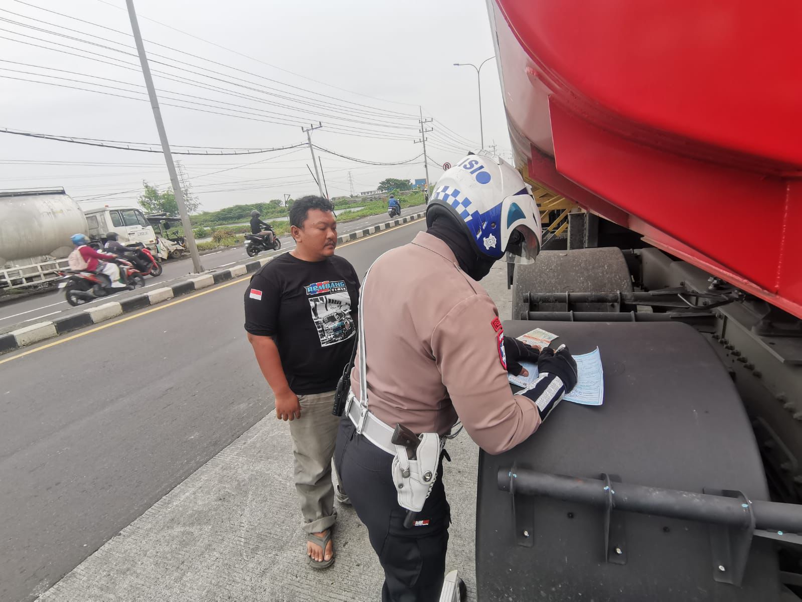 RAZIA: Anggota Satlantas Polres Gresik tindak tegas truk melanggar jam operasional kendaraan dan truk galian C di Jalan kartini, Sidayu dan Cerme, Gresik.
