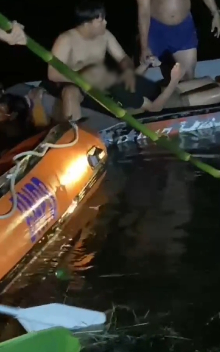 EVAKUASI: BPBD Gresik, Forkopimcam Duduksampeyan dan warga saat melakukan evakuasi satu korban dengan keadaan meninggal atas nama Denis menggunakan perahu karet korban tenggelam di Waduk Gedagkulut