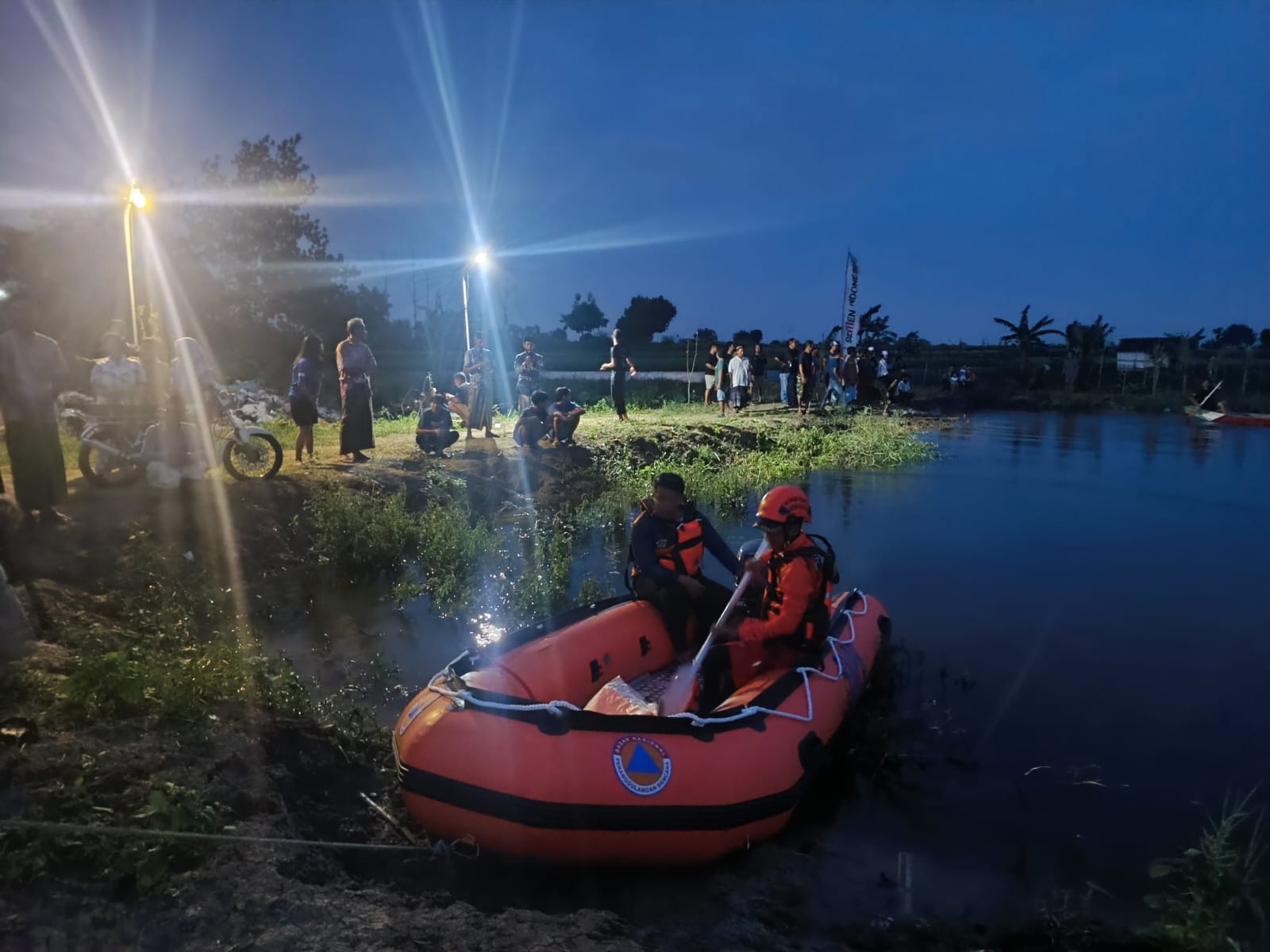 Pencarian Korban Tenggelam di Waduk Desa Gedangkulut: BPBD Gresik, Forkopimcam Duduksampeyan, dan Warga Terus Berusaha Temukan Dua Korban Hilang