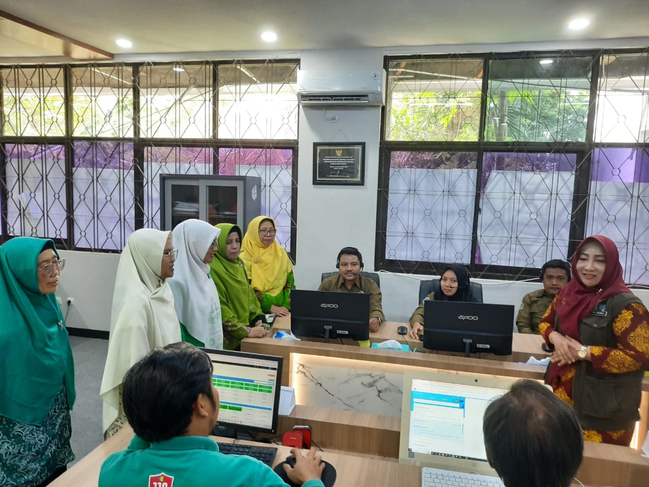 Kepala Dinas KB PPPA dr. Titik Ernawati dalam kegiatan Simulasi Penanganan Laporan Kekerasan melalui Call Center 112, Jumat (31/1) di Kantor Dinas KBPPPA Gresik bersama perwakilan ormas perempuan.