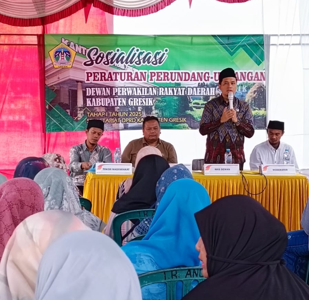 SOSPER: Anggota DPRD Gresik, Muhammad Kurdi menggelaf sosialisasi perundang-undangan di Desa Pangkahwetan, Kecamatan Ujungpangkah, pada Sabtu (01/02/2025).