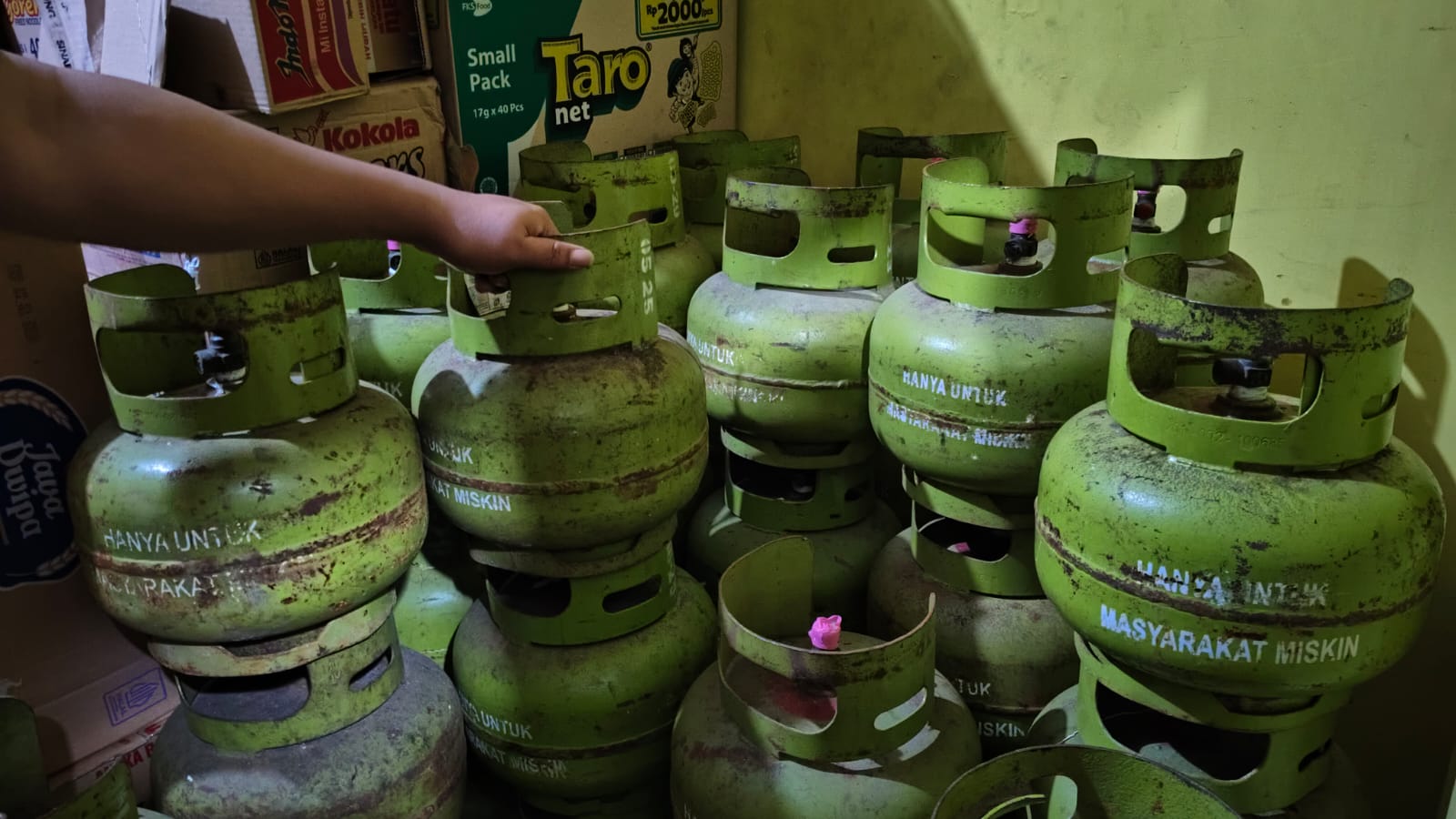 NAIK: Pedagang toko kelontong di Gresik tolak larangan penjualan gas lpg 3 kg.
