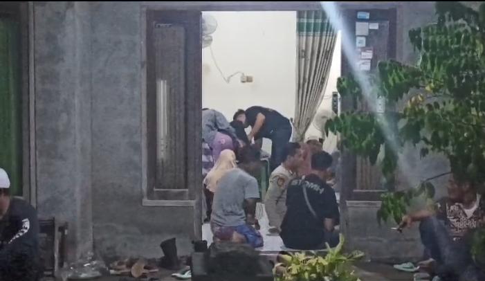 DIEVAKUASI: BPBD Gresik, Forkopimcam Duduksampeyan, dan warga melakukan evakuasi korban menggunakan perahu karet di Waduk Gedangkulut, Dusun Kedung Banteng, Desa Gredek, Duduksampeyan, Gresik.