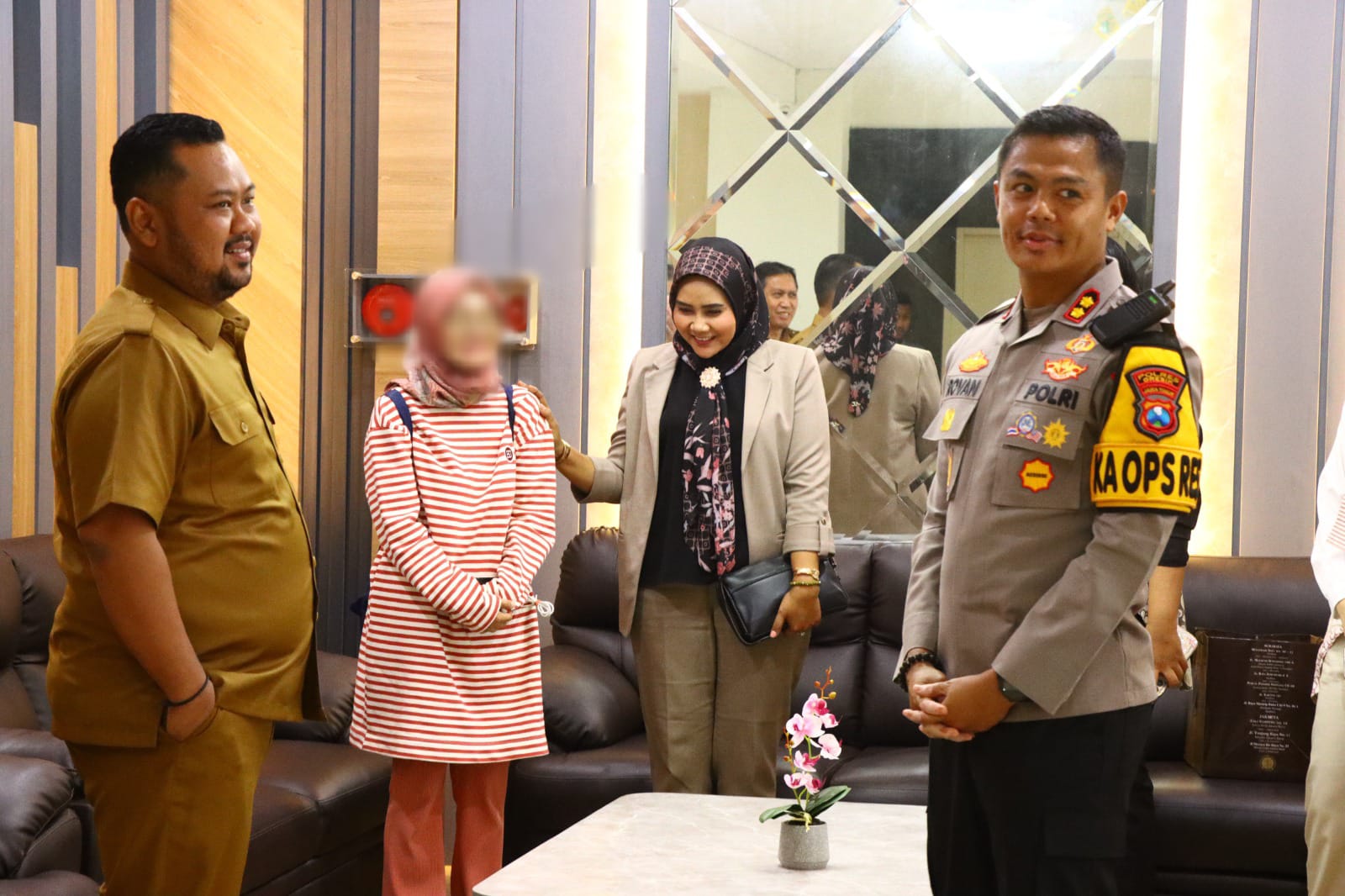 PENDAMPINGAN: Bupati Gresik Fandi Akhmad Yani, Dinas KBPPPA saat mendampingi korban KDRT POD di Mapolres Gresik.