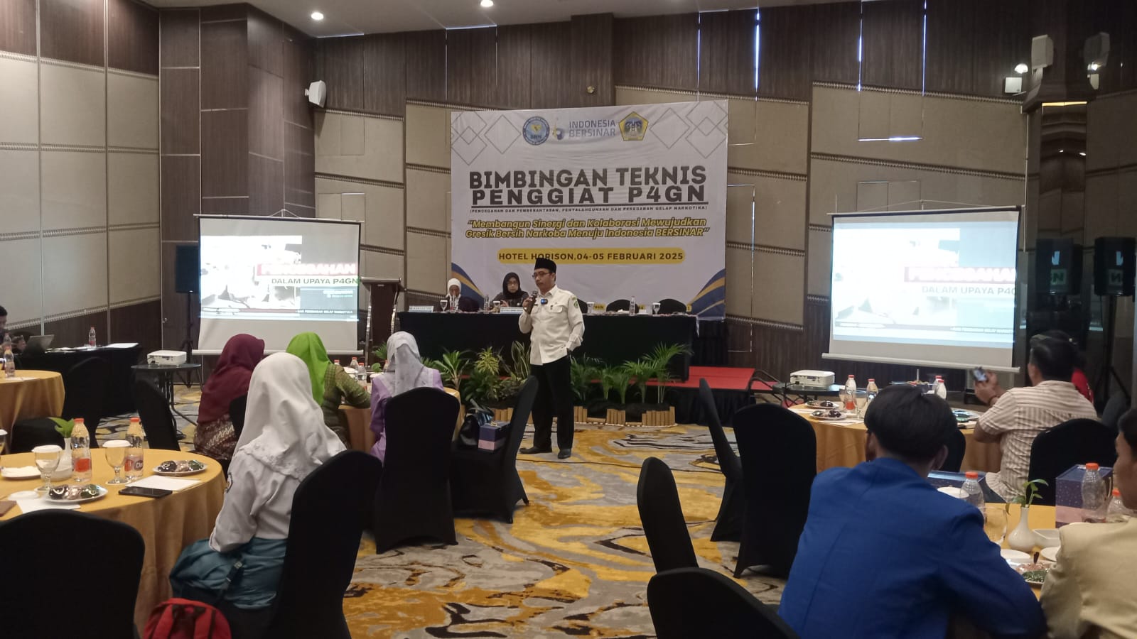 Paparan : Salah satu narasumber memaparkan materi pencegahan narkoba di hotel Horison, selasa (4/2)