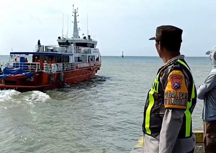 PENCARIAN : KN Permadi milik Badan SAR Nasional (Basarnas) Surabaya saat melakukan penyisiran pencarian korban tenggelam di Bawean hingga ke Kabupaten Sumenep Pulau Madura.