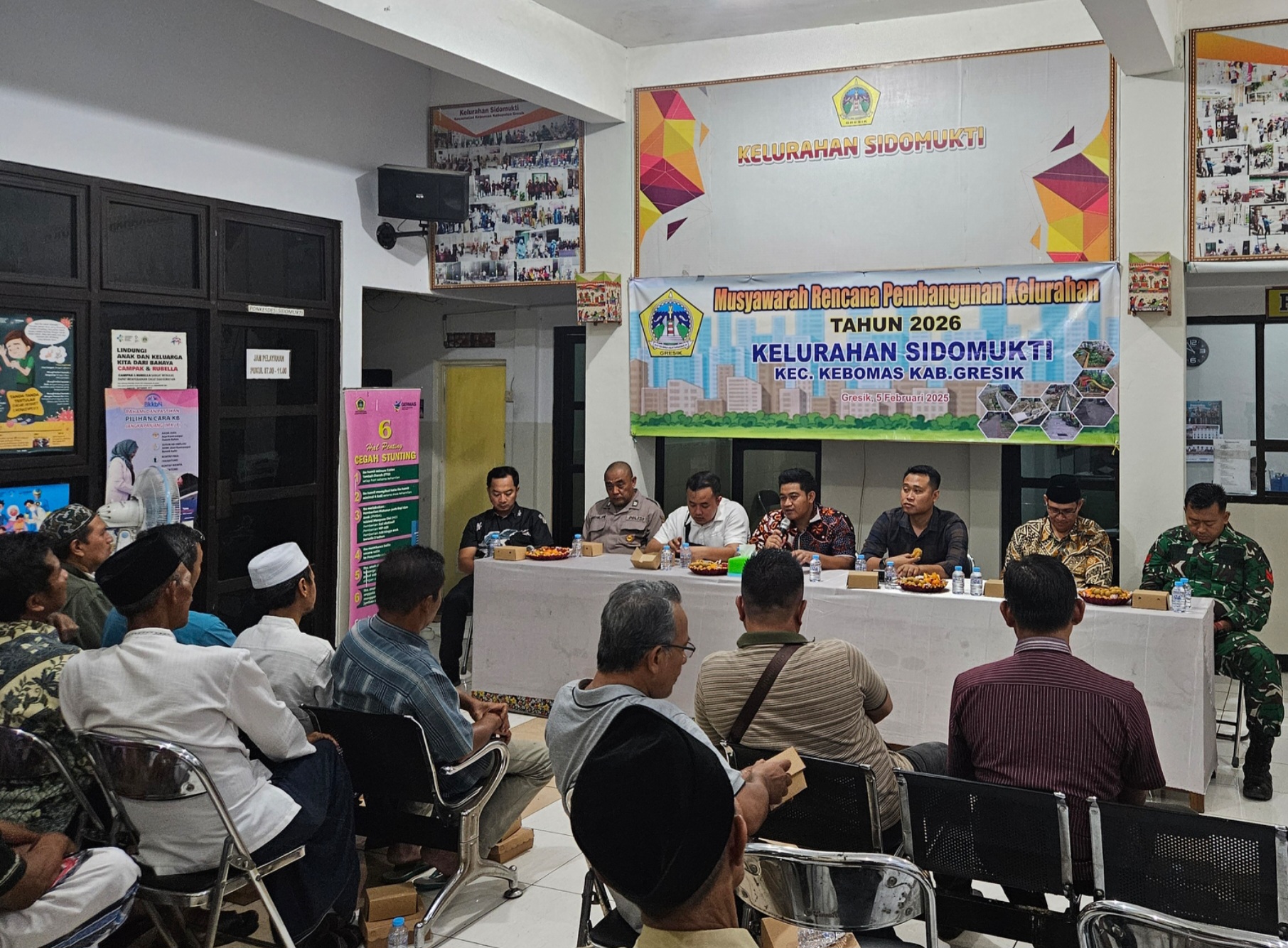 Paparan : Ketua DPRD Gresik, M Syahrul Munir didampingi Ketua Komisi I DPRD Gresik, M. Rizaldi Saputra dan Camat Kebomas, Tri Joko Efendi (tiga dari kanan) berdialog dengan masyarakat Sidomukti.
