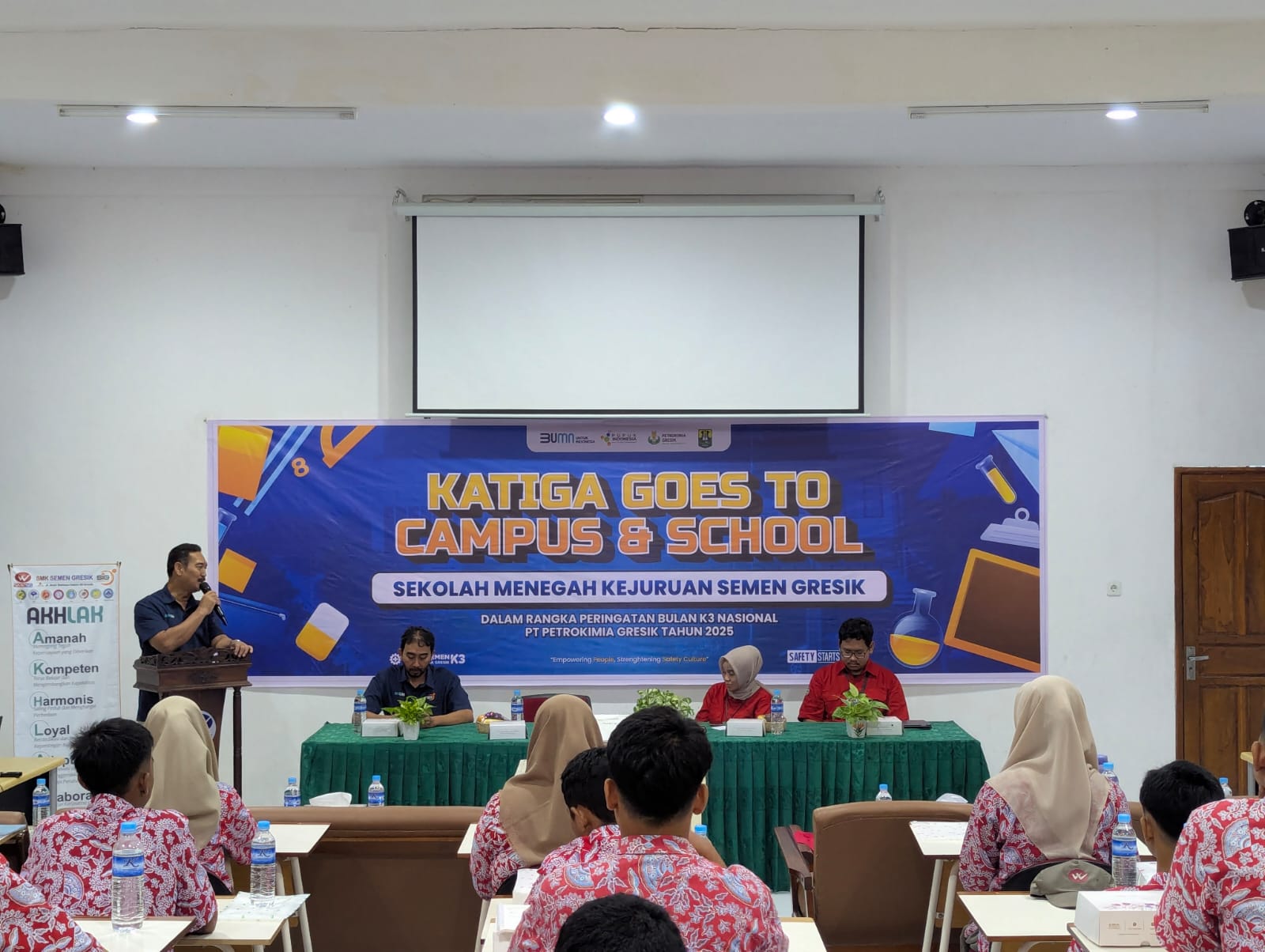 SEMINAR: Kepala SMK Semen Gresik memberikan sambutan dalam kegiatan memperingati hari&nbsp;K3&nbsp;nasional.
