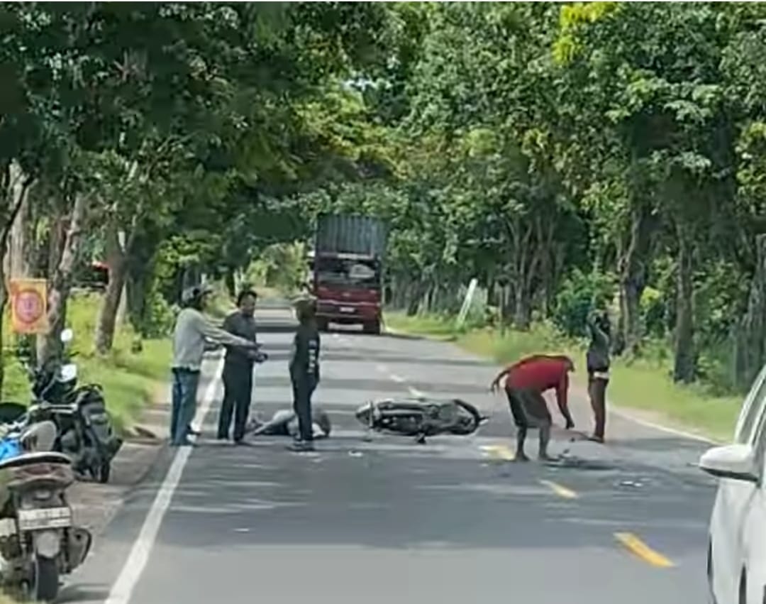 OLAH TKP : Anggota Unit Laka Satlantas Polres Gresik saat melakukan olah TKP di Jalan Raya Desa Kemangi, Kecamatan Bungah,Gresik.