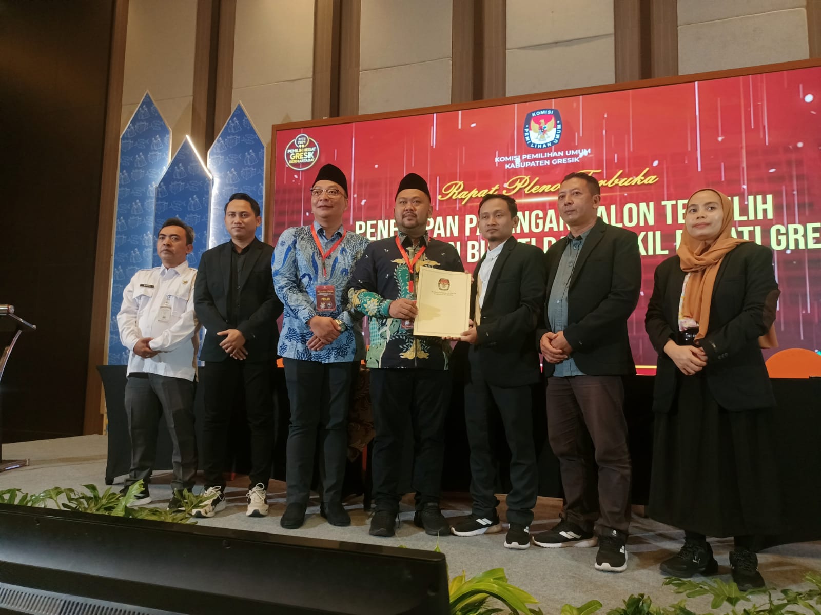 SAH: KPU Gresik menyerahkan hasil rapat pleno Penetapan Pasangan Calon Bupati dan Wakil Bupati Gresik di Hotel Aston Gresik, Kamis (6/2/2025).