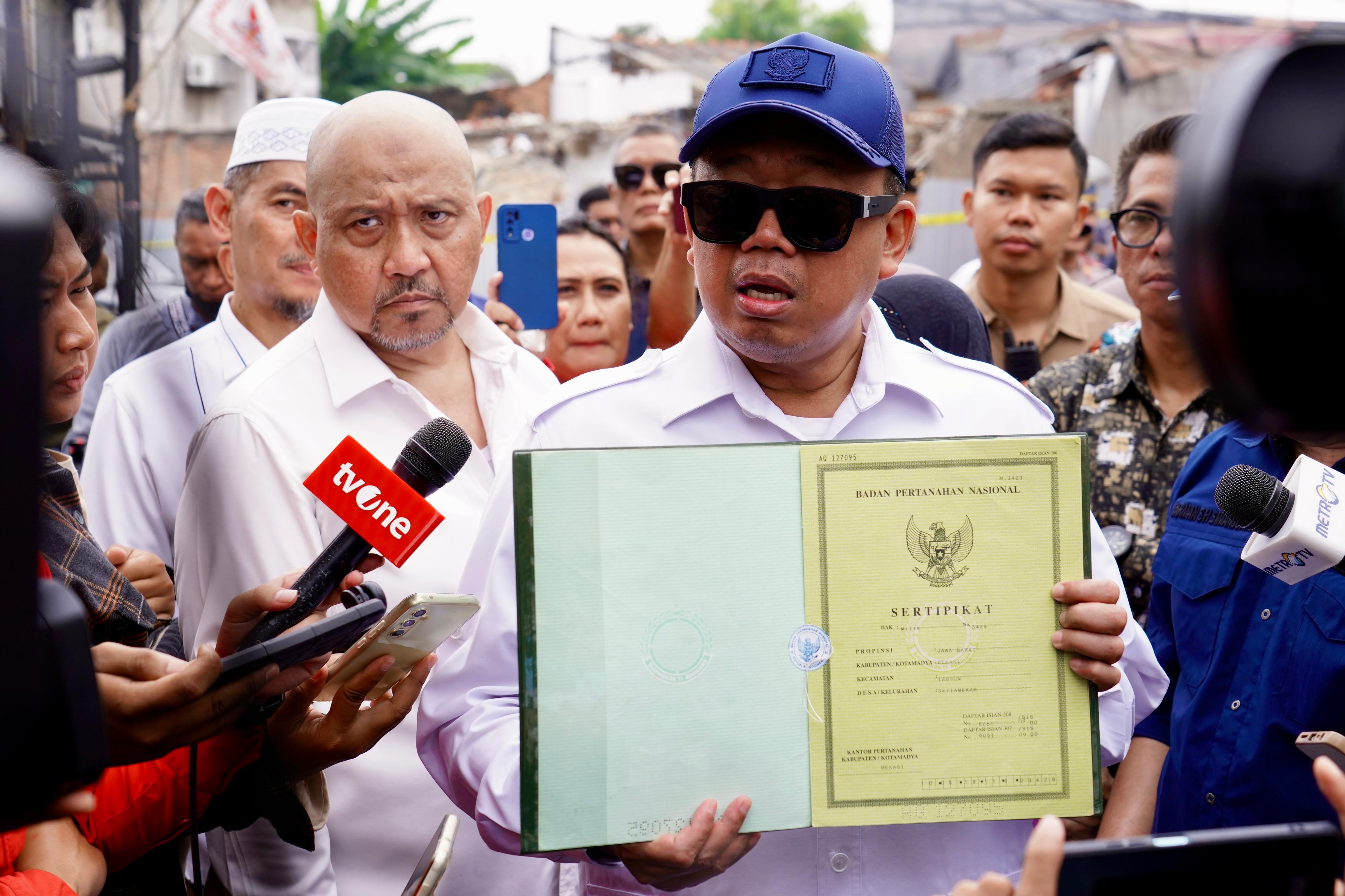 Menteri ATR/BPN, Nusron Wahid hadir dalam penggusuran di Desa Setia Mekar Bekasi.