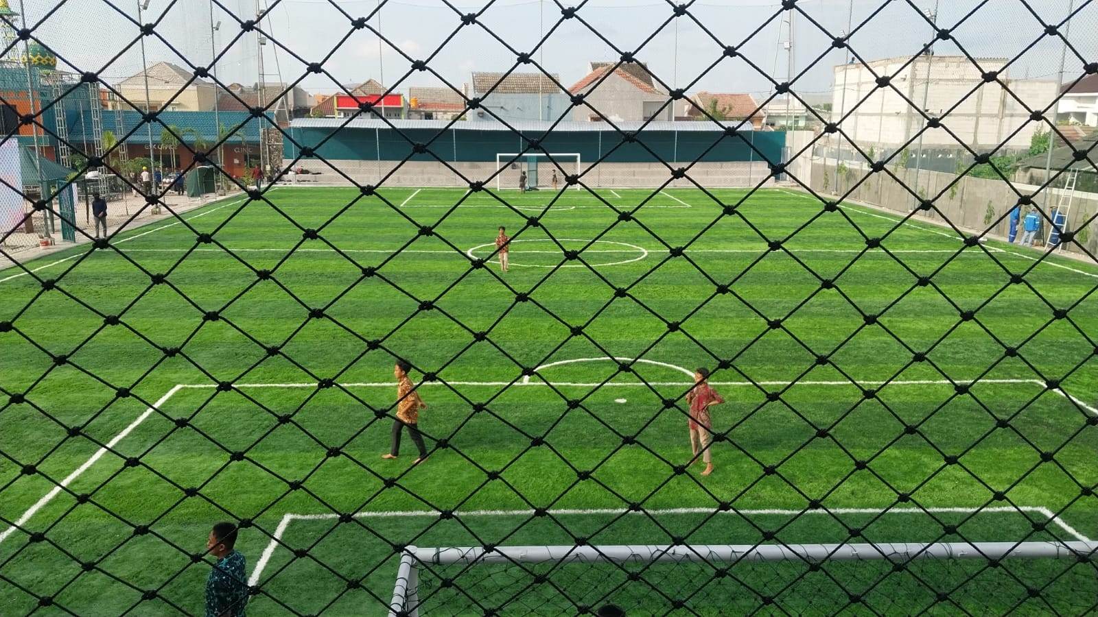 OLAHRAGA: Lapangan mini soccer berstandar FIFA pertama di Gresik siap diresmikan menjelang akhir bulan ini.