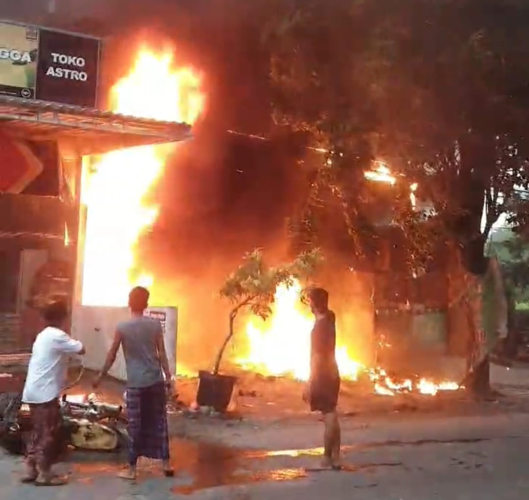 Sebuah kebakaran hebat melanda sebuah toko sembako Madura yang terletak di Jalan KH. Syafi&rsquo;i, Desa Pongangan, Kecamatan Manyar, Kabupaten Gresik, pada Jumat sore (7/2)