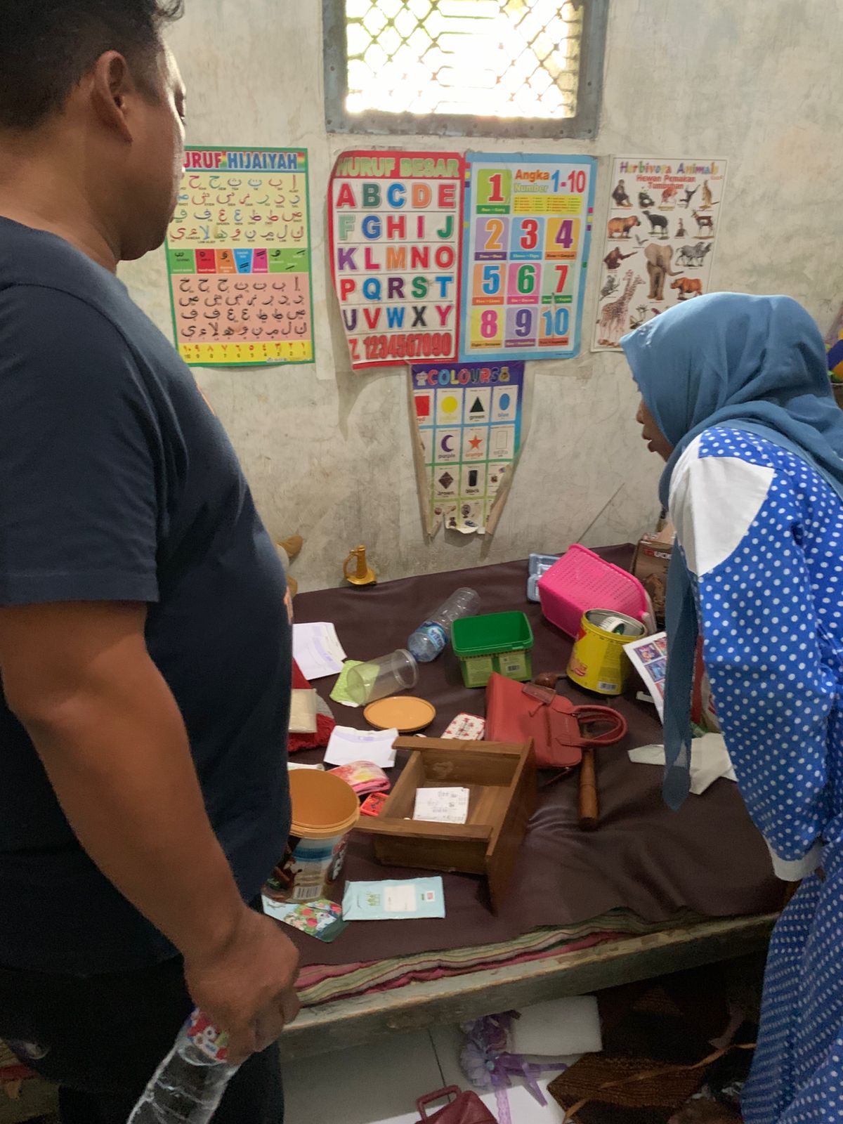 OLAH TKP : Anggota Polsek Menganti saat melsjukanolah TKP di tempat kejadian pencurian di rumah warga di Desa Putat Lor, Kecamatan Menganti, Kabupaten Gresik.