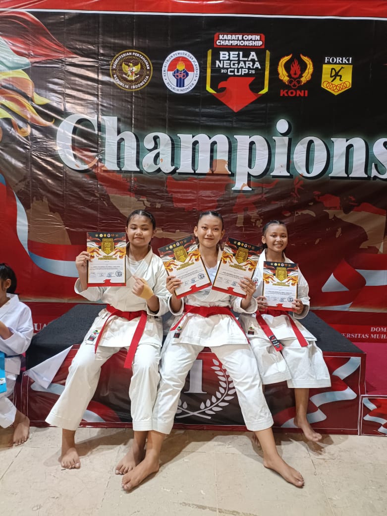 Sukses : Atlet Karate Gresik usai meraih medali di Bela Negara Cup 2025.