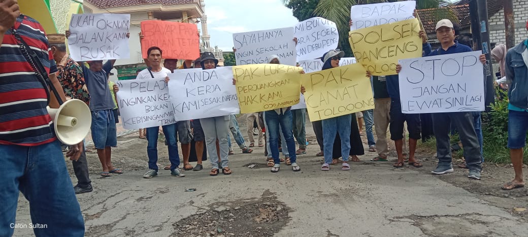 Demo Warga: Ratusan warga Pantura, khususnya warga Desa Dalegan, Kecamatan Panceng, Gresik, melakukan aksi unjuk rasa menuntut penghentian operasional dump truk PT Orela Shipyard yang melintas